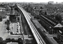 169114 Overzicht van de spoorlijn door Delft, vanaf het Bacinol-gebouw van de Gist- en Spiritusfabriek aan de ...